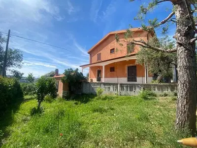 Villino costituito da n. 2 abitazioni e locali...