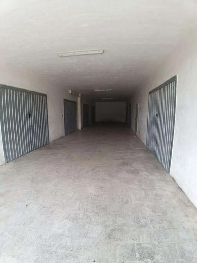 Garage ubicato al piano seminterrato scala D di un fabbricato condominiale,...