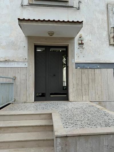 Appartamento al piano rialzato, interno due (2), con ingresso privato dalla prima porta a sinistra per chi raggiunge il pianerottolo salendo le scale, composto di cucina, tre camere, bagno, disimpegno, due balconi e giardino pertinenziale con annessi due piccoli locali adibiti a deposito, per una superficie complessiva coperta di circa 91 mq e di circa 143,5 mq per il giardino con depositi, con annesso un locale cantinola di pertinenza esclusiva posto al piano terra, di circa 22 mq.