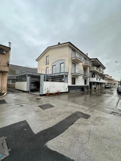 fabbricato che si articola su quattro livelli utili (piano seminterrato, terra/rialzato, primo e secondo con copertura a falde), collegati da una scala interna priva di impianto ascensore
