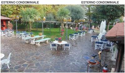 Ristorante composto da locali di ampia metratura con sale, cucina e servizi collegati tra loro da una scala interna oltre spazi esterni comuni.