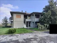 Piena proprietà di edificio di abitazione di tipo...