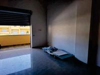 LOCALE COMMERCIALE sito nel Comune di Macchia d'Isernia (IS), piano terra, locale unico pavimentato e con un bagno e relativi servizi igienici, privo di porta, infissi esterni in alluminio