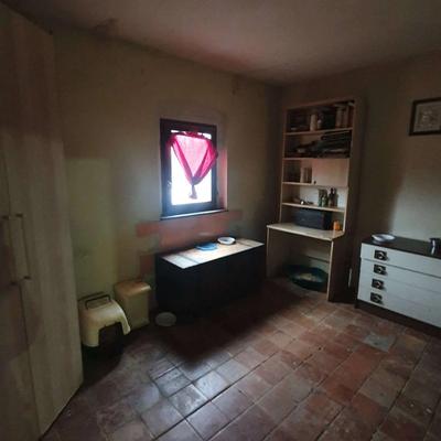 Immobile residenziale (mq. 203) composto da 9 vani al piano terra e primo, oltre fabbricato rurale (mq. 48) e corte.