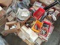 LOTTO UNICO COMPOSTO DA: BANCALI CON VETRI PER LAMPADE,...