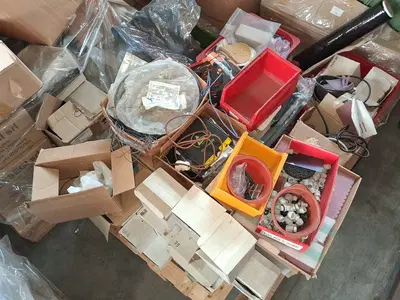 LOTTO UNICO COMPOSTO DA: BANCALI CON VETRI PER LAMPADE, BANCALI CON...
