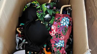 LOTTO 17:COSTUMI E CAPI DONNA, ABBIGLIAMENTO DA UOMO VARIO