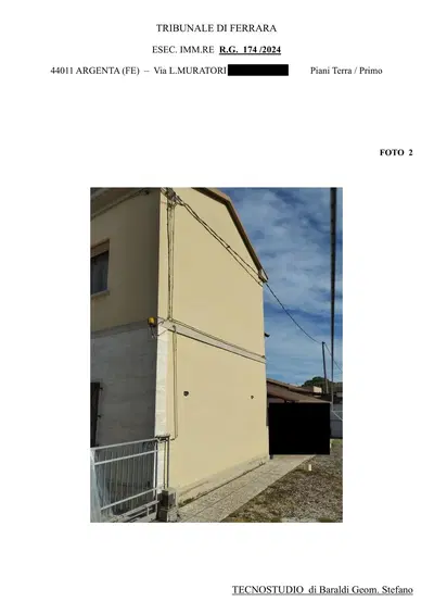 Piena proprietà di abitazione con area cortiliva di proprietà, garage e proservizio