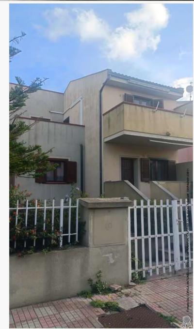 Intera proprietà dell’appartamento sito nel comune di Olbia, immobile sito in Olbia,Appartamento su tre livelli composto di soggiorno, cucina, una camera, bagno e due verande alpiano terra, con annesso cortile di pertinenza, disimpegno due camere, bagno e veranda alpiano primo, cantina ed autorimessa al piano seminterrato; il tutto confinante con strada ViaArchimede su prospetto principale e sul retro con Via Cosimo de’ Medici e altre proprietà;