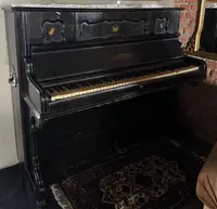 Pign. 2 – PIANOFORTE VERTICALE DI COLORE NERO MARCHIATO...