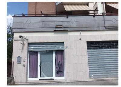 Piena proprietà di un fabbricato commerciale ubicato a Latina, nella frazione di Latina Scalo, in Via Parmenide (Via della Ginestra), posto al piano terra di una palazzina plurifamiliare, costituito da n.4 unità immobiliari frazionate, con annesso posto auto scoperto. 