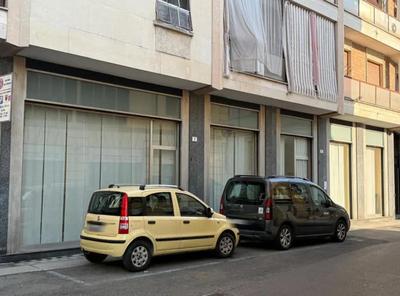 Ufficio disposto su due piani (p.t./p.S1) oltre cantina pertinenziale al piano S2.