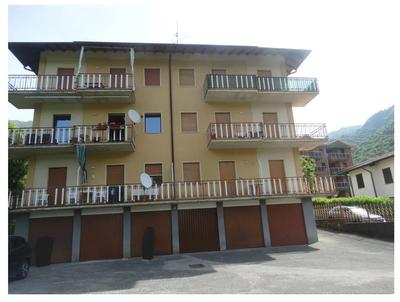 Piena Proprietà. In Comune di MOGGIO (LC), nel fabbricato condominiale sito in Vicolo Giacomo Puccini n. 4, appartamento composto da cucina, disimpegno, soggiorno, due camere, bagno e tre balconi al piano secondo; con annesso ripostiglio al piano seminterrato; oltre a vano ad uso autorimessa singolo anch'esso al piano seminterrato.
