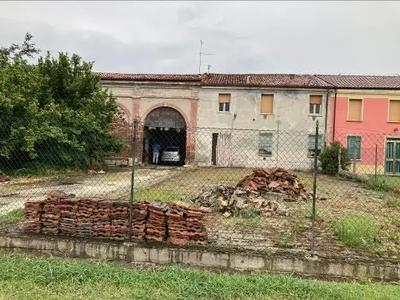 BENE N. 2: porzione di fabbricato (ex fabbricato rurale) edificato su due piani con annessa corte esclusiva con accesso da stradello prospicente viaRovigo, composto ingresso, soggiorno, ripostiglio, pranzo e cucina. Tramite vano scala si accede al piano I composto da 3 camere da letto e un ripostiglio. BENE N. 3: fabbricato collabente in corpo staccato rispetto all’abitazione principale sviluppato su un unico piano composto da un deposito di superficie netta pari a 51,00 mq. 