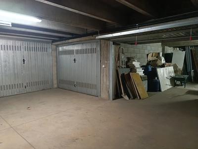 Locale posto al secondo piano interrato, accessibile dalla rampa condominiale. Internamente i muri sono in prisme a vista, il pavimento è in battuto di cemento. Il Locale è largo circa 4m e lungo circa 9,71cm.