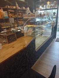 Bancone in legno con vetrina di circa 4mt lineari,...