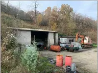 Edificio a destinazione d’uso officina, magazzini e spogliatoio, disposto al piano terra, avente una superficie calpestabile di circa mq 87,00 ed una superficie commerciale di ca mq 105,00 e terreni per una superficie catastale di circa ha 3,25 (comprensivi della corte esclusiva del fabbricato succitato) il tutto ubicato nel Comune di Arcidosso, località Podere La Pieve. 