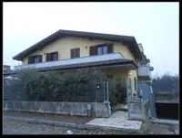 Appartamento composto da un locale con angolo cottura oltre servizio e giardino al piano terra, due locali e servizi al piano primo e due locali al piano interrato collegati tra loro tramite scala interna, oltre a prtinenziale box ad uso autorimessa al piano interrato