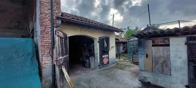 Locale magazzino/deposito al piano terra, con annessi...