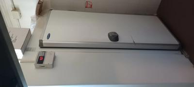 UTENSILI RISTORAZIONE: CELLA FRIGO DI CIRCA 2M X 1,5M DI COLORE BIANCO "CRIOCABIN" CON GRUPPO MOTORE MATRICOLA AL MOMENTO NON VISIBILE  - UNA CUCINA CON SEI FUOCHI "SE INOX" MATRICOLA AL MOMENTO NON VISIBILE  