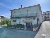 Locale commerciale realizzato in muratura portante con...