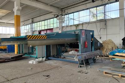 Lotto composto da macchinari ed attrezzature per la lavorazione di pelli
