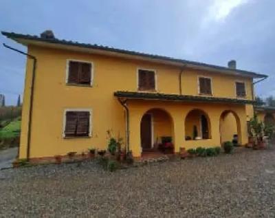 Piena proprietà di complesso immobiliare composto da abitazione a destinazione rurale e fondi ad uso strumentale per lo svolgimento dell'attività agricola; beni strumentali allo svolgimento dell'attività agricola (stalla, tettoia, fienile e locali di deposito); locale deposito attrezzi agricoli; oltre appezzamenti di terreno agricolo composti da due corpi lievemente staccati di complessivi mq 45.283