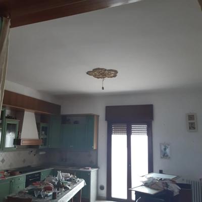 Piena Proprietà per 1000/1000 appartamento a CAPRARICA DI LECCE via delle Margherite 11 superf. MQ. 191,00 primo piano composta da soggiorno, ingresso, disimpegno, corridoio wc letto; il solaio di copertura versa in condizioni precarie. Ha subito uno sfondellamento delle pignatte in laterizio e compromessa la sezione delle armature principali a causa di infiltrazioni di acque meteoriche. Necessita di urgente intervento di consolidamento statico con sostituzione dell'intero solaio di copertura 