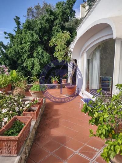 Fallimento Sa.Co. Srl R.G. 517/2021: Capri (NA) Via Pizzo Lungo 5 (“Villa Il Canile”) Villa ed aree scoperte di pertinenza Fg.6, mapp.613, cat.ente urbano, 971mq Fg.6, mapp.612, cat.A7, cl.3, cons.11,5 vani, sup.comm.le totale 404mq, r.c. € 3.415,07 Immobili liberi ai fini della Procedura