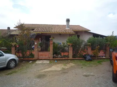 Abitazione con giardino e veranda a Magione (PG), Frazione Villa, Via Boschi del Quarto 39