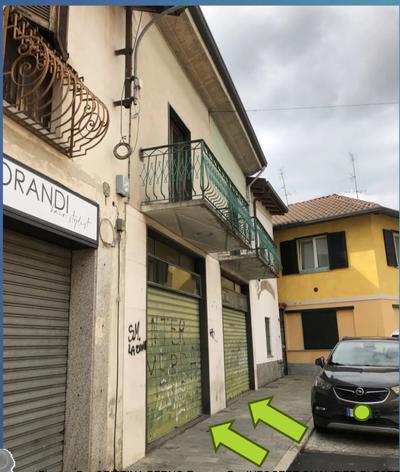 Negozio di due luci con due servizi igienici e relativo antibagno