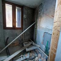Unità immobiliare posta al piano sottotetto e n. 2 cantine.