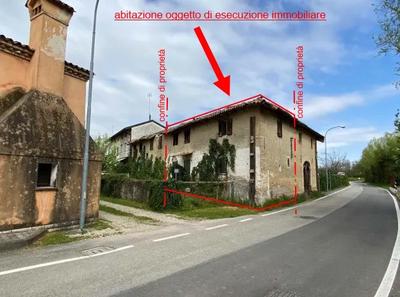 Fabbricato d'abitazione (PT-1) con cortile ad uso comune posto sul lato Sud dell'immobile. Sono presenti parti comuni di fabbricato ai sensi dell'art.1117 del Codice Civile. L'edificio è stato costruito anteriormente al 01/09/1967 e risulta essere libero con parti crollate (da considerarsi pericolante e collabente). Difformità catastali sanabili.