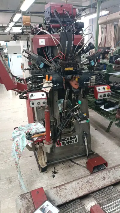 (LOTTO N.1): Lotto composto dall’intero comparto produttivo per la lavorazione e produzione dicalzature, comprensivo di macchinari per le diverse fasi del ciclo produttivo (tomaificio, montaggio,cardatura, pressatura e rifinitura), nonché dell’arredo aziendale e delle dotazioni d’ufficio (scrivanie,tavoli riunione, armadi).Prezzo base d’asta € 1.001,00, oltre iva e oneri Ivg