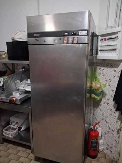 LOTTO 5: MOBILE FRIGORIFERO BASSO IN ACCIAIO, FRIGORIFERO VERTICALE IN ACCIAIO MARCA ZANUSSI, AFFETTATRICE IN ACCIAIO MARCA BERKEL