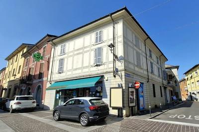 Quota 1/2 di palazzo in Borgonovo Val Tidone (PC), via Roma angolo via Martiri della Libertà. Zona centro storico. Blocco immobiliare ristrutturato con 2 negozi e 2 appartamenti con cantine e corte interna coperta condivisa. Superficie commerciale totale di 682,47 mq. Finiture standard. Climatizzazioni autonome. Difformità da sanare. Condizioni discrete Per maggiori informazioni visitare il portale www.quimmo.it - Codice annuncio 2639893
