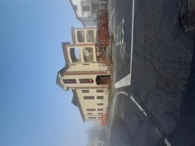Complesso immobiliare in corso di costruzione composto da 27 beni legato all’intervento unitario di ristrutturazione di fabbricato ad uso civile abitazione , fabbricato sito nel centro abitato a ridosso del centro storico comunale con un fronte prospiciente su via Roma – piazza Fulvio Opezzo e dalla quale si accede con ingresso pedonale e carrabile. Trattasi di un edificio pluripiano residenziale ispirato all’edilizia di tipo rurale, contaminata da rimandi stilistici di tipo urbano/signorile.