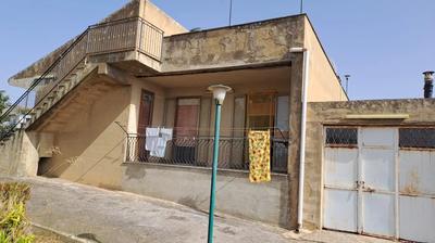 a)abitazione in villino sita in Caltagirone c.da...