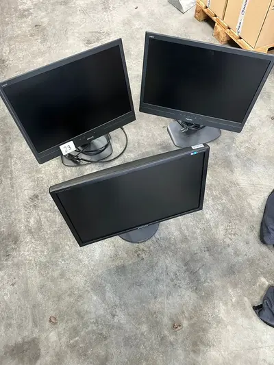 N. 2 monitor Hisense oltre n. 3 monitor PC Philips