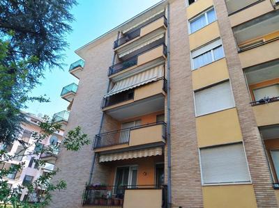 Appartamento con cantina e box-autorimessa.