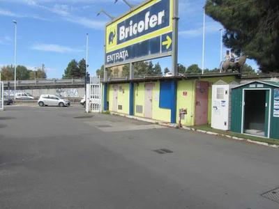 PORZIONE DI CAPANNONE AD USO COMMERCIALE SU DUEL LIVELLI CON AREA PARCHEGGI E MOVIMENTAZIONE MERCI