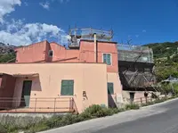 A) Edificio in corso di costruzione in Comune di Tovo...