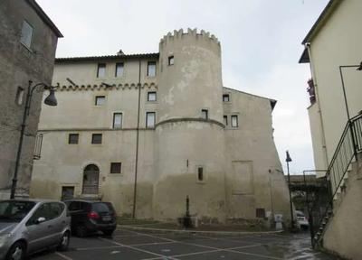 100/100 del diritto di proprietà del Castello Medioevale, risalente al XIII secolo, sito nel centro storico della frazione di Cretone, Comune di Palombara Sabina, in Provincia di Roma