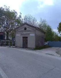 LOTTO PRIMO: Edificio con destinazione ad oratorio (storicamente e nella Chiesa cattolica, luogo, solitamente di piccole dimensioni, destinato al culto in favore di una comunità o di un gruppo di fedeli) che si sviluppa su un piano fuori terra, ubicato su un'area di pertinenza che occupa completamente l'area di base dell'edificio.