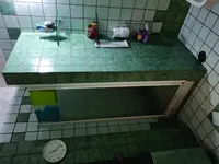 Piena proprietà dell’unità immobiliare sita in Avellino alla via Tufarole n. 1, situata al piano terra, composta da un vano soggiorno-cucina, due vani letto, un bagno, di superficie utile di mq. 102,44 e superficie lorda di mq. 138,00, in NCEU al foglio 27 p.lla 123 sub 13 catg. A/4, classe 8, consistenza 4,5 vani