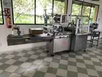 in blocco attrezzature, macchine confezionatrici, prodotti ecc., 