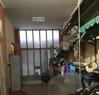 Porzione di edificio a due piani con androne d'ingresso,...