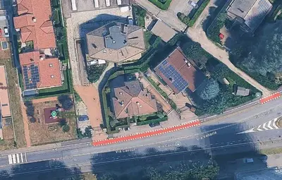 Unità immobiliare a destinazione residenziale e posto auto scoperto così composta: alloggio al piano terreno composto di ingresso, tinello con cucinino, camera, servizi e area di proprietà esclusiva, al piano interrato un vano cantina e al piano terra nel cortile posto auto scoperto