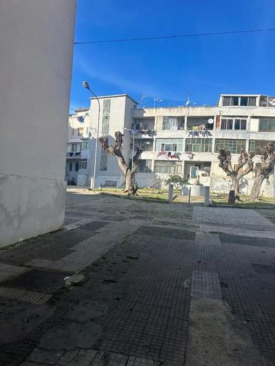 Piena proprietà di appartamento al piano terra composto da soggiorno con angolo cottura, un piccolo bagno ed una camera da letto, censito in catasto al foglio 237, particella 54, sub. 3, cat. A/4, classe 3, consistenza 2,5 vani, superficie catastale 47 mq, rendita catastale euro 94,25.
