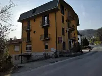 Fabbricato ad uso “albergo” di circa 1.111 mq che si...